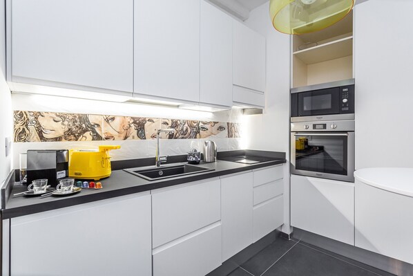 Fridge, microwave, oven, dishwasher - Eclectica Living 2 BDR Apartment (Roma)