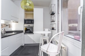 Fridge, microwave, oven, dishwasher - Eclectica Living 2 BDR Apartment (Roma)