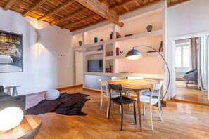 Dining - Eclectica Living 2 BDR Apartment (Roma)
