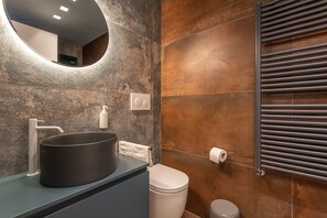 Dusche, Haartrockner, Bidet, Handtücher