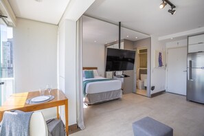 1 bedroom, desk