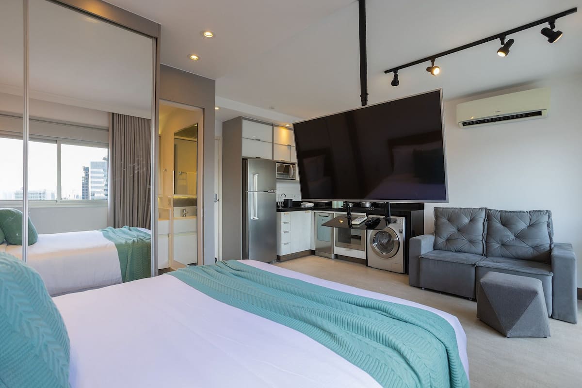 1 bedroom, desk