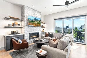 TV, fireplace - KBM Resorts Canyons Village Luxurious 5bdrm, Pool Table and TV Room, Chefs Kitchen, Wi-fi! (Park City)