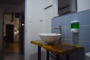 Traditional Double Room, 1 Bedroom | Bathroom | Shower, towels, soap, toilet paper - Filandia Hotel (Filandia)
