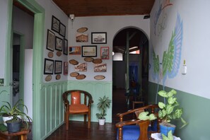 Quarto tradicional | Área de estar | TV LED 32 polegadas com canais a cabo