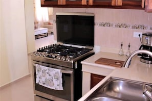 Frigorífico, microondas, horno y placa de cocina