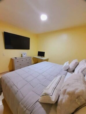 3 chambres, bureau, fer et planche à repasser, lit de bébé portatif