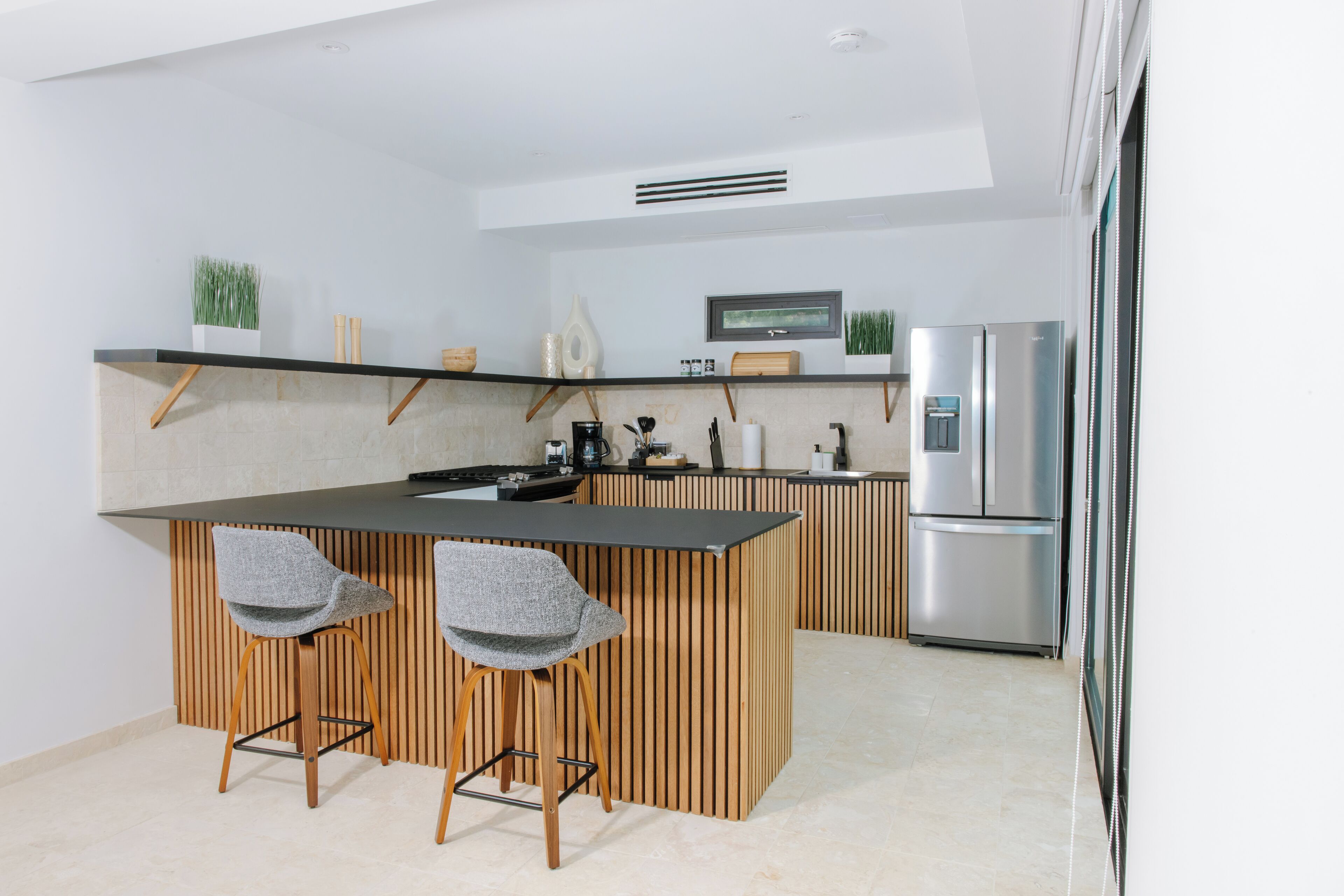 Refrigerador, microondas, horno y parrilla de estufa 