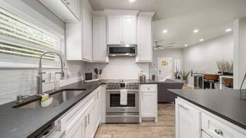 Cookware/dishes/utensils, dining tables