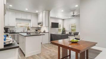 Cookware/dishes/utensils, dining tables