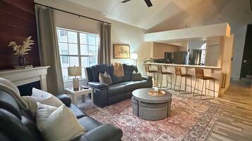 Smart TV, fireplace