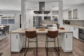 Køleskab, mikrobølgeovn, ovn, kogeplade