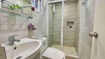 Douche, bidet, serviettes fournies, savon