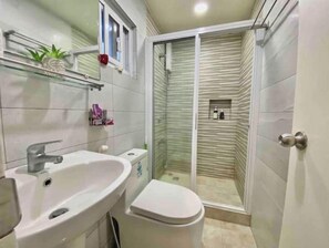 タオル、石鹸、シャンプー、トイレットペーパー