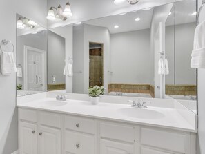 Bathroom - Crown of Crawford Square (Savannah)