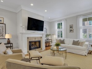 Condo, várias camas (Crown of Crawford Square) | Área de estar
