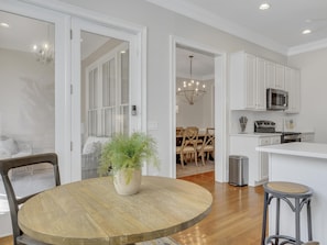 Apartamento, varias camas (Crown of Crawford Square) | Restauración