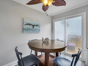 Apartment, Mehrere Betten (Naylor's Beach Nest) | Speisen