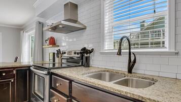 House, Multiple Beds (Simply Tybee) | Private kitchen