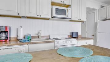 Condo, 1 Queen Bed (Dolphin Watch) | Private kitchen
