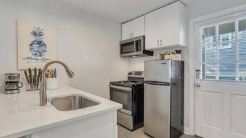 Apartment, 1 King Bed (Crown of Crawford Square Carriage) | Private kitchen