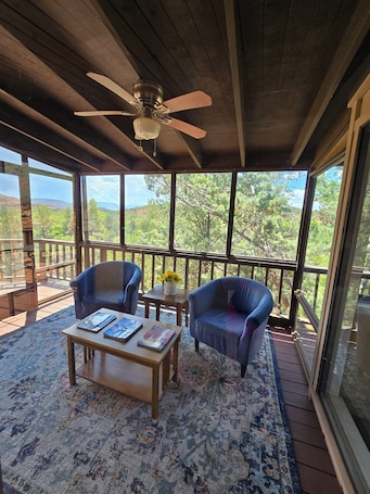 テラス / パティオ. Cathedral Rock Breathtaking Views Pet Friendly 2BR 2BA
SUMMER SPECIAL 199/Night