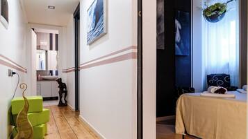 2 chambres, bureau, fer et planche Ă repasser, lit parapluie