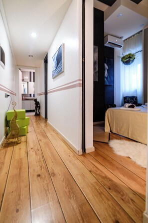 2 soverom, skrivebord, strykejern/-brett og reiseseng for barn