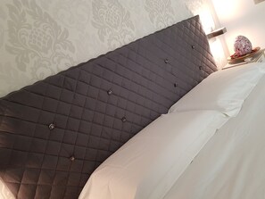 2 bedrooms, desk, iron/ironing board, travel cot - A stone's throw from the towers, Wine in the center of the city (Alba)