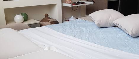2 chambres, bureau, fer et planche à repasser, lit de bébé portatif