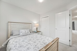 3 habitaciones, escritorio, tabla de planchar con plancha y wifi gratis