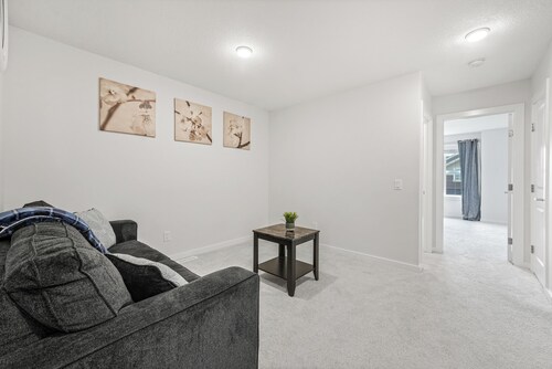 Stylish Family Friendly 3 Bedroom Home near WEM With A/C