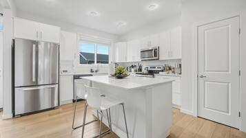 Coffee/tea maker, fridge, microwave, oven