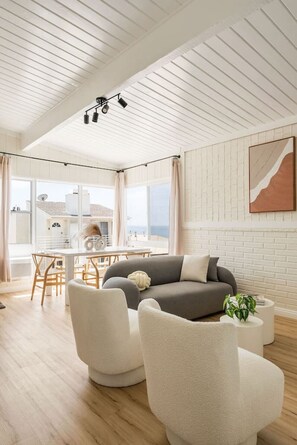 TV - Gorgeous Beachside Bliss Ocean View Walk2Strand (Manhattan Beach)