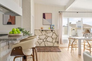 Interior - Gorgeous Beachside Bliss Ocean View Walk2Strand (Manhattan Beach)