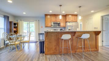 Coffee/tea maker, fridge, microwave, stovetop