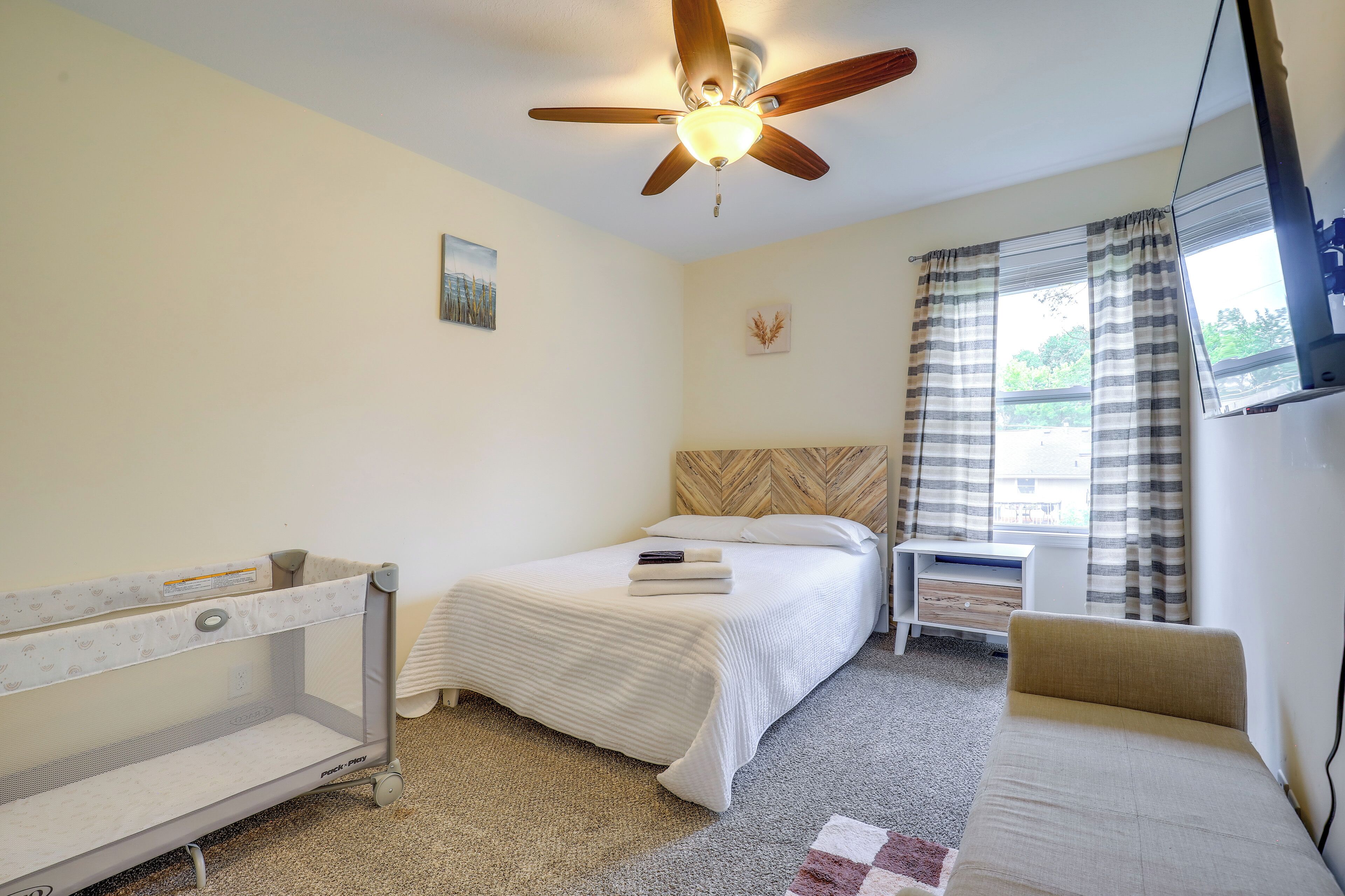 3 bedrooms, iron/ironing board, travel crib, internet