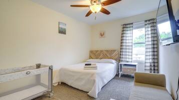 3 bedrooms, iron/ironing board, travel crib, internet