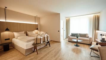 Junior suite | Luxe beddengoed, een minibar, een bureau, een laptopwerkplek