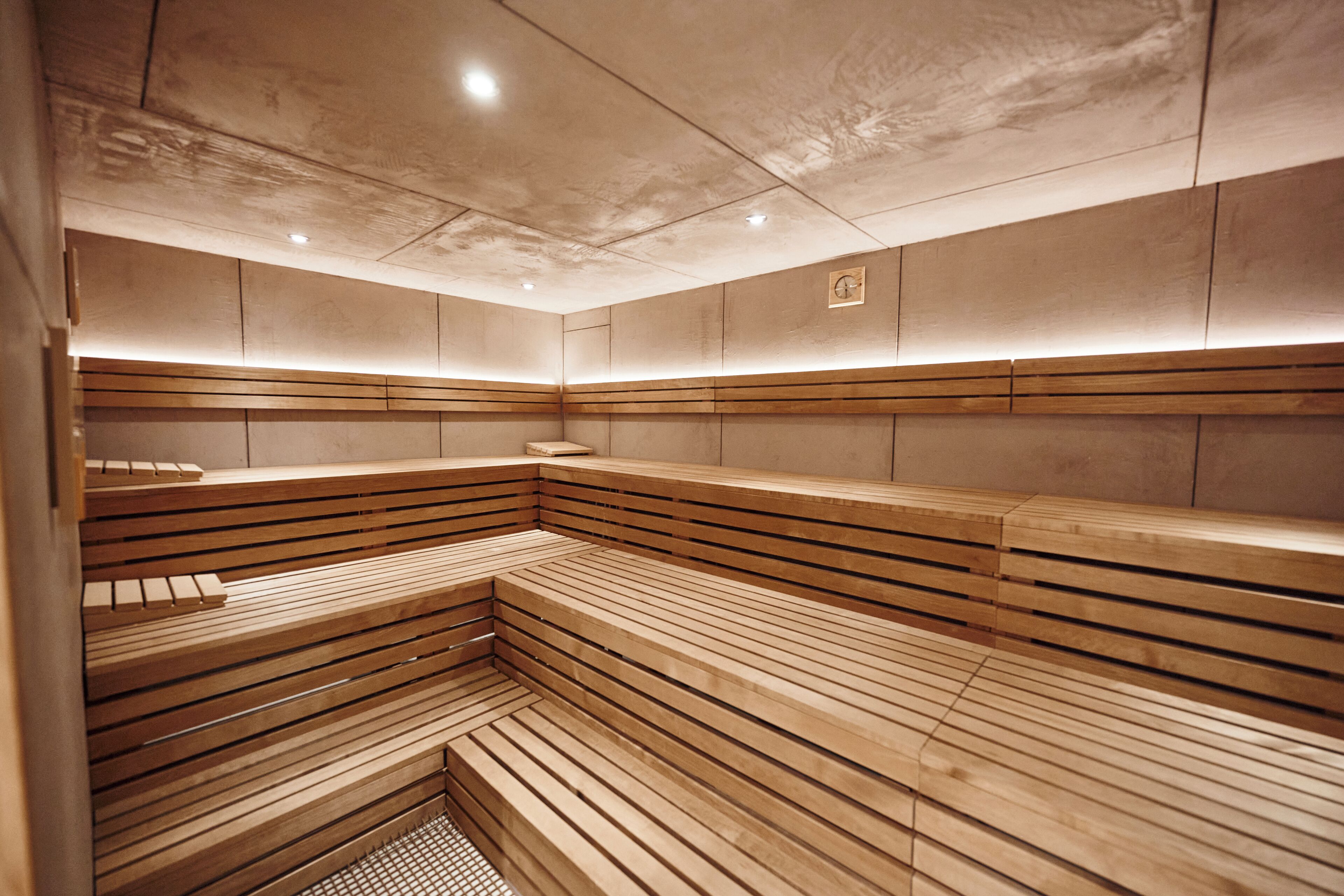 Eine Sauna mit Holzbänken und schrägen Decken.