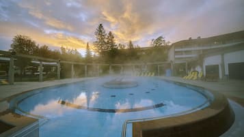 2 binnenzwembaden en een buitenzwembad