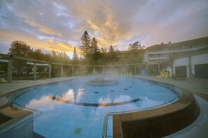 2 albercas techadas y alberca al aire libre