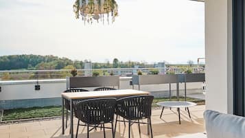 Penthouse | 2 habitaciones, ropa de cama de alta calidad, minibar y escritorio