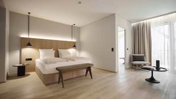 Suite junior | 2 habitaciones, ropa de cama de alta calidad, minibar y escritorio
