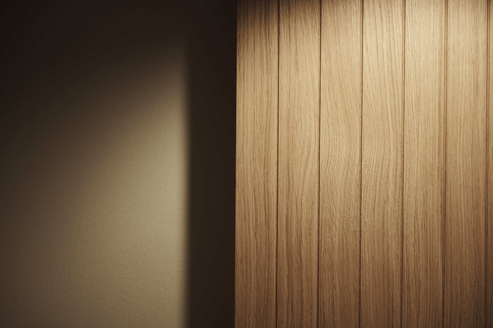 Un suelo de madera con tablones verticales.