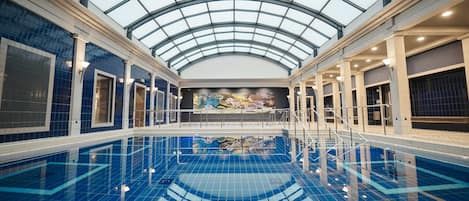 2 piscines intérieures, piscine extérieure