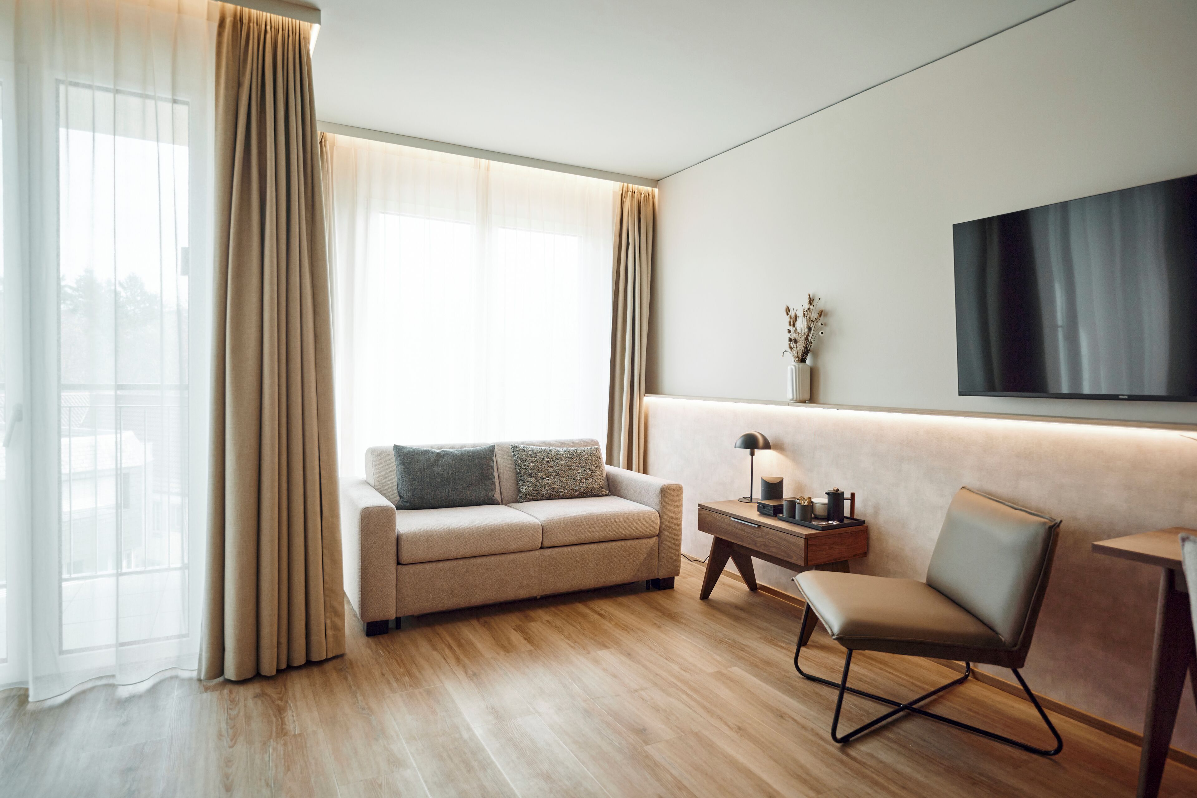 Deluxe kamer | Luxe beddengoed, een minibar, een bureau, een laptopwerkplek