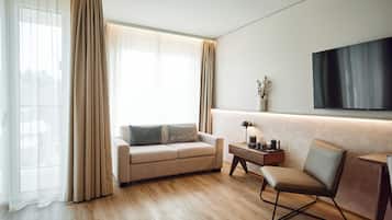 Deluxe kamer | Luxe beddengoed, een minibar, een bureau, een laptopwerkplek