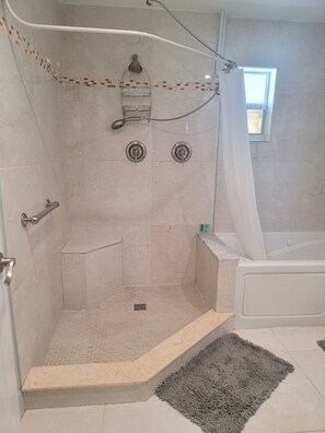Een bubbelbad, een haardroger, een bidet, handdoeken