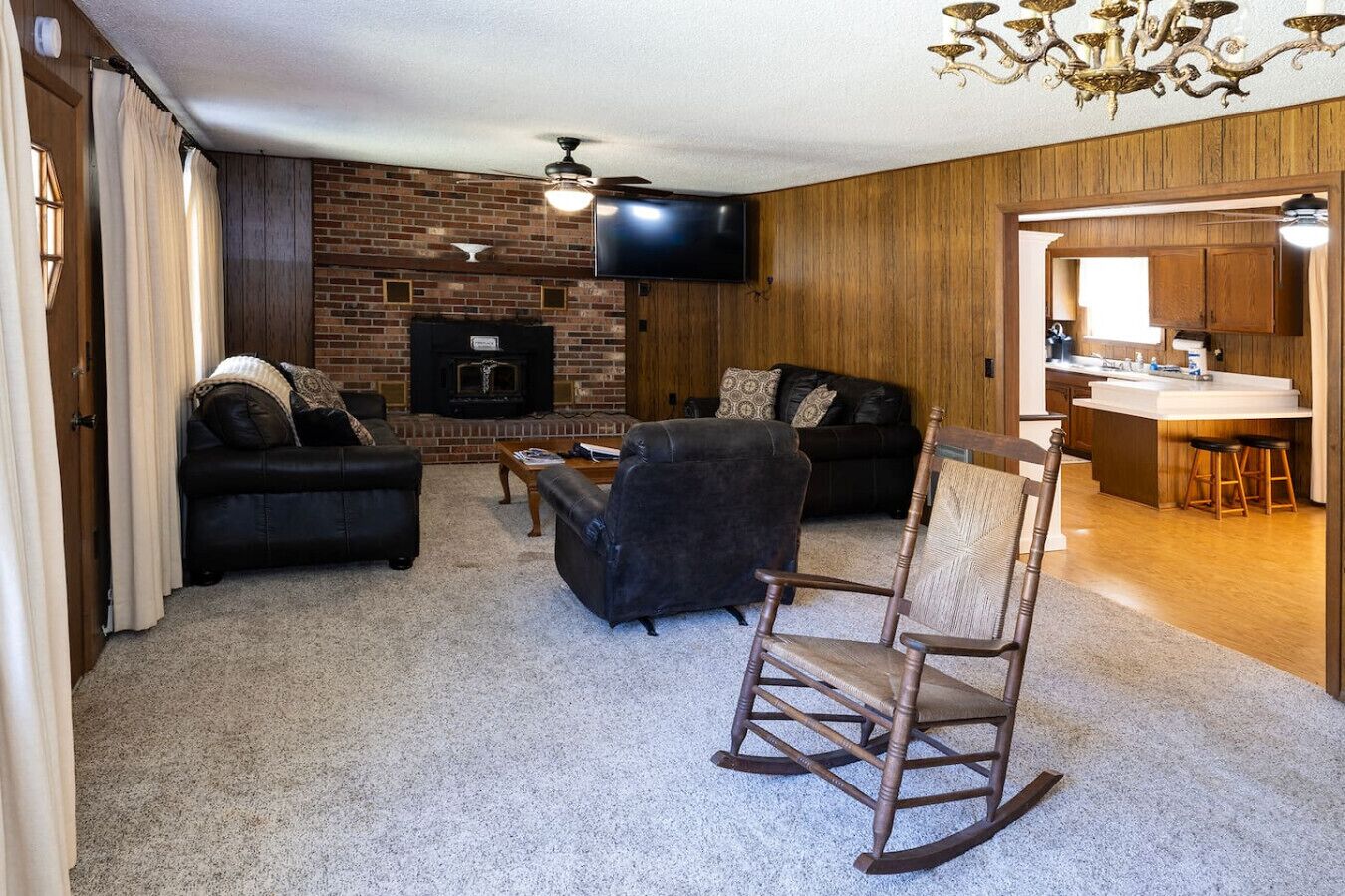 Una televisión, una chimenea